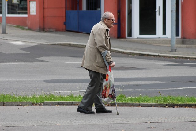 Seniora okradziono w czasie jego podróży z Niemiec do Polski. Zostawiono mu jedynie dowód osobisty. Rodzinę ma na Śląsku.