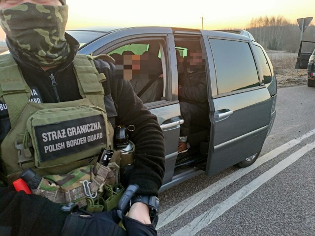 W niedzielę funkcjonariusze Straży Granicznej zatrzymali 6 pomocników w organizowaniu nielegalnego przekroczenia granicy z Białorusi do Polski. Byli to m. in. dwaj obywatele Kongo, którzy przewozili trzech współobywateli. Obywatel Etiopii jechał po czterech cudzoziemców, a dwóch Uzbeków czekało na nielegalnych imigrantów.