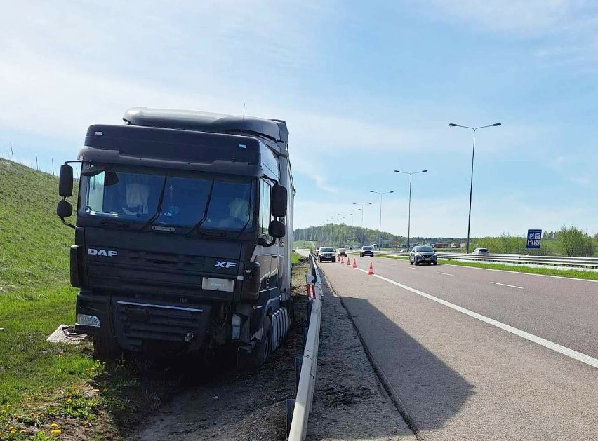 Ukraińska ciężarówka zjechała z drogi na A4 w Pawłosiowie