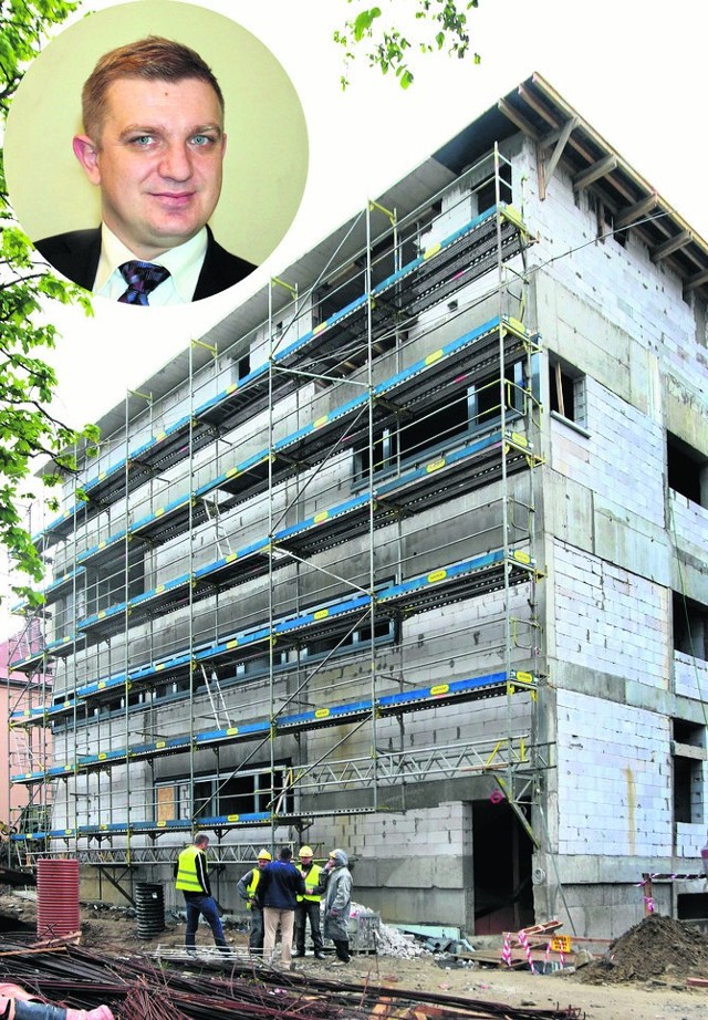 Dariusz Kmak, dyrektor szpitala, ostrzega przed oszustami, którzy wyłudzają pieniądze pod pretekstem zbiórki na rozbudowę placówki