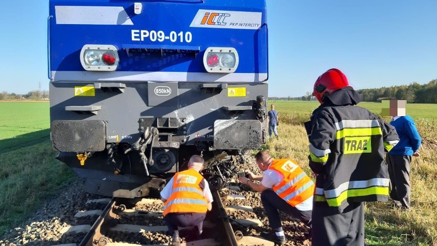 Tragiczny wypadek w Suchym Borze. Volkswagen wjechał pod pociąg. Zginął 21-letni mężczyzna