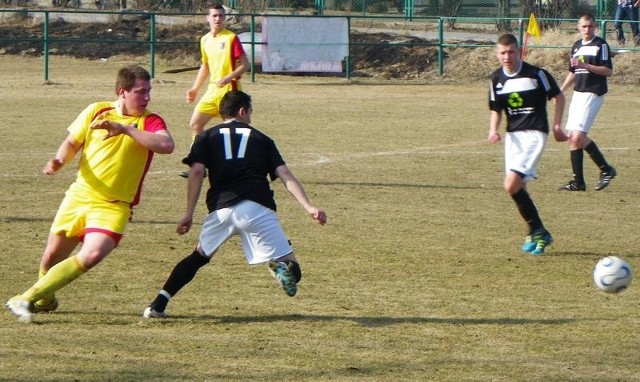 Piłkarze rezerw Energii Kozienic-Janikowa (w czarno-białych strojach) pokonali 2:1 LKS Chomentów