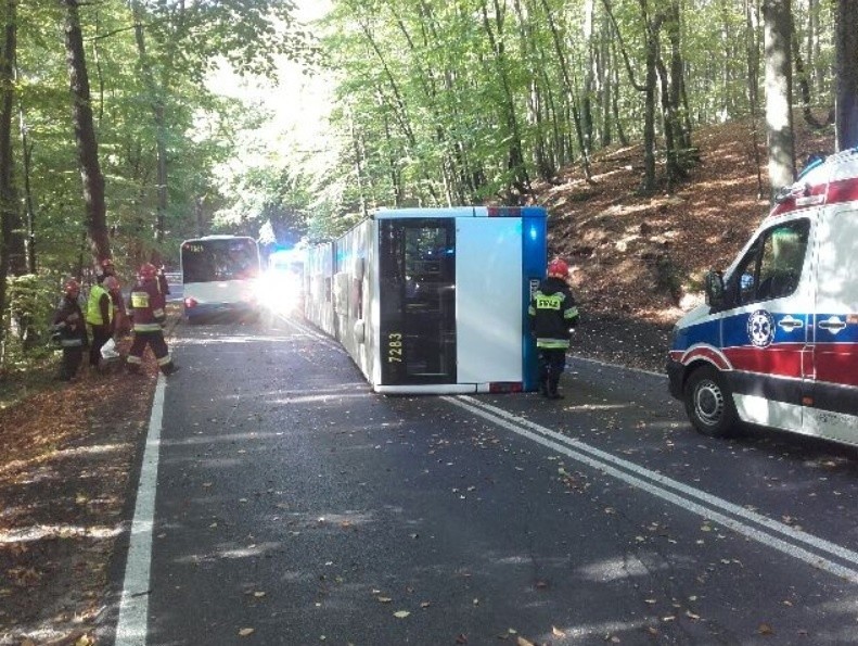 Groźny wypadek na ul. Sopockiej w Gdyni. Przewrócił się autobus ZKM