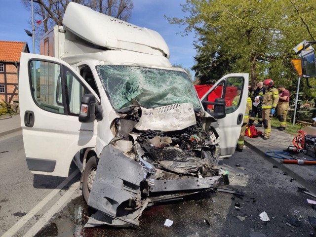 Tragiczny wypadek w Stegnie 9.05.2022. W wyniku czołowego zderzenia busa z samochodem ciężarowym, zginęła jedna osoba