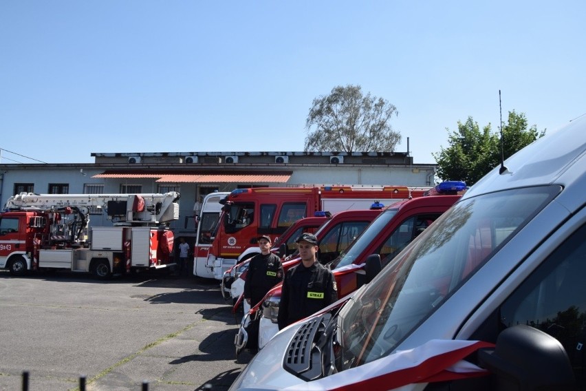 Druhowie z ochotniczych jednostek straży pożarnej w gminie Rzgów dostali siedem wozów