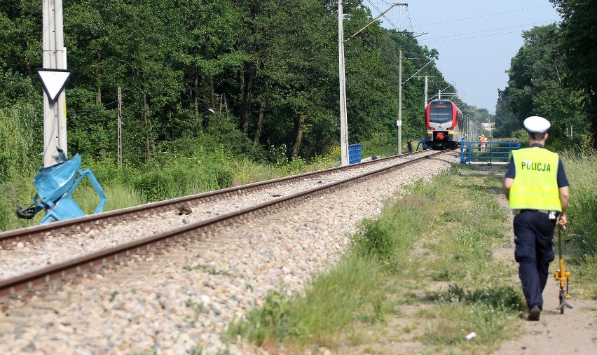 Tragiczny wypadek na Łozowej. Dwie osoby zginęły na przejeździe kolejowym [ZDJĘCIA+FILM]