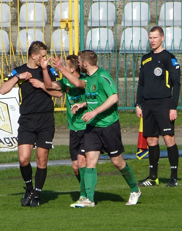 Piłkarze Stali Stalowa Wola mieli pretensje do arbitra po podjęciu przez niego kontrowersyjnej decyzji o rzucie karnym dla Wisły Puławy.