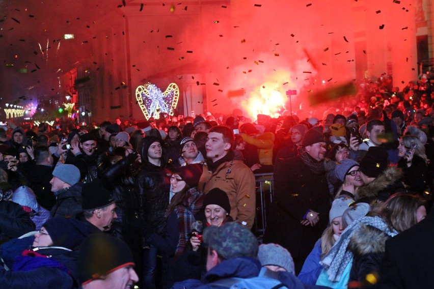 Sylwester w Lublinie. Tak mieszkańcy przywitali 2019 rok. Zobacz zdjęcia i wideo