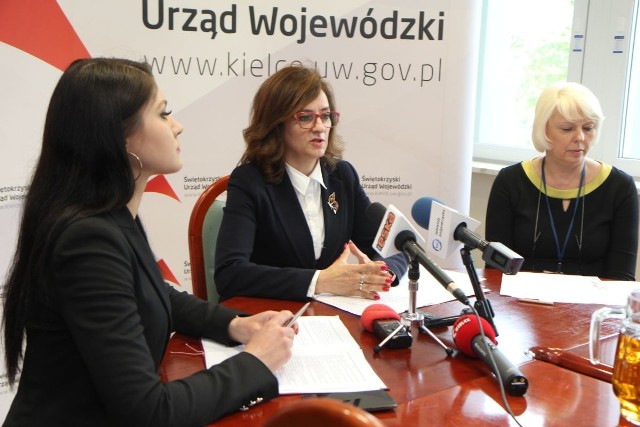 Wojewoda świętokrzyski Agata Wojtyszek (w środku) oraz Anna Gromska, dyrektor Wydziału Polityki Społecznej ŚUW w Kielcach (z prawej).