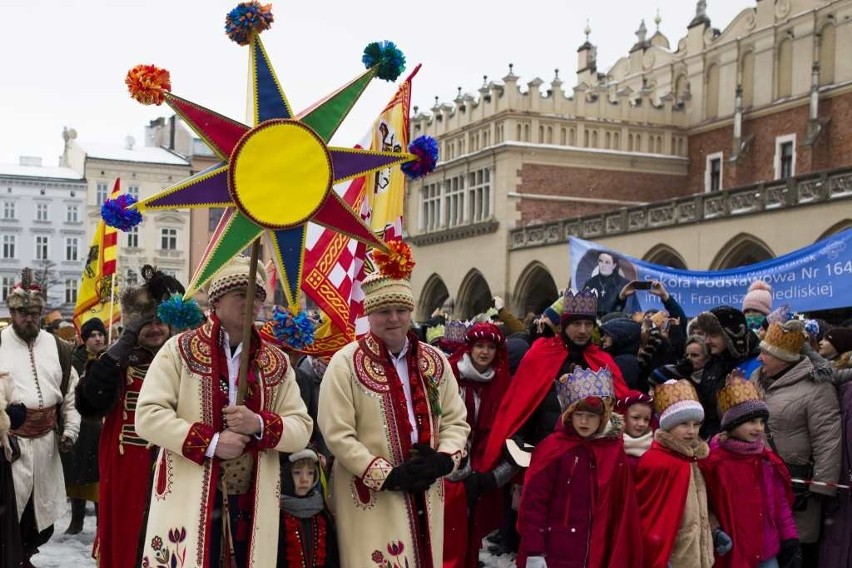 Ulicami Krakowa przeszedł Orszak Trzech Króli [ZDJĘCIA]