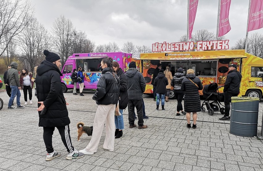 Kraków. Tłumy spacerowiczów przy food truckach i nowym stawie w Parku Lotników [ZDJĘCIA]