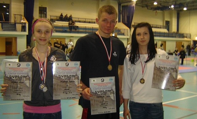 Mistrzostwa Polski  Południowej w Bielsku-Białej były udane dla kickboxerów UKS Relaks Skarżysko. Od lewej: Diana Majcher, Kamil Mazurczak i Angelika Kosut.