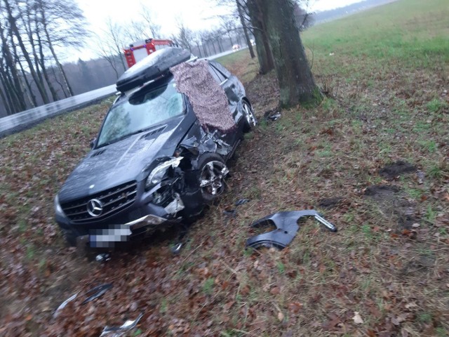 Do wypadku doszło na drodze numer 6 w okolicy zajazdu "Bazyl". Zderzył się w tym miejscu samochód osobowy z dostawczym. Według wstępnych informacji to kierowca osobowego mercedesa, wyprzedzał i doprowadził do wypadku. Na miejscu jest policja, która bada okoliczności. Zobacz także: Szczecinek: Wypadek koło Sitna na dk20