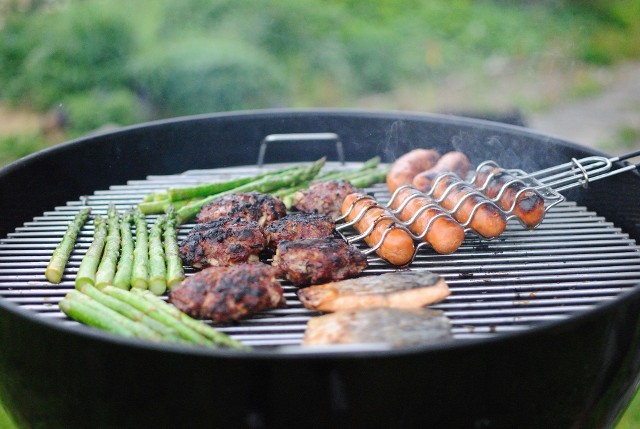 Na grillu można przygotować zdrowe potrawy - trzeba jednak wiedzieć jakJeśli decydujemy się na grillowanie mięsa, koniecznie trzeba użyć do tego aluminiowych tacek.