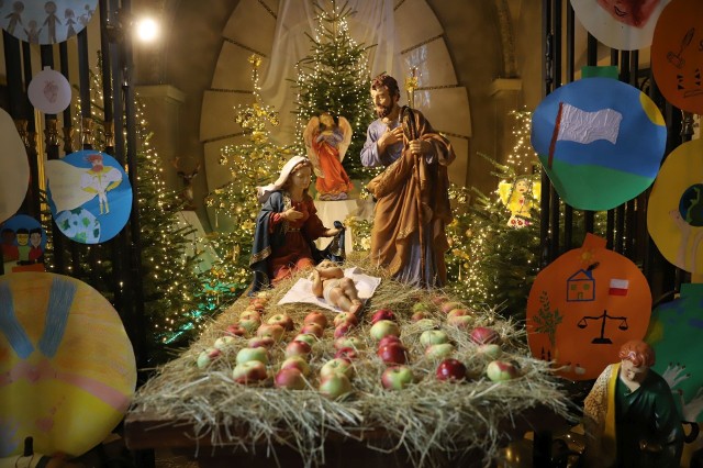 Nieodłącznym elementem świąt Bożego Narodzenia są szopki. Do kieleckich kościołów przybywają całe rodziny, aby je podziwiać. Ogromne zainteresowanie wzbudzają wśród najmłodszych. Na zdjęciu szopka w Bazylice Katedralnej w Kielcach. W dalszej części galerii prezentujemy szopki w Kościół Świętego Franciszka z Asyżu (u Kapucynów) oraz w kościele pod wezwaniem Świętego Józefa Robotnika.  Na kolejnych slajdach zobacz szopki z kieleckich kościołów >>>