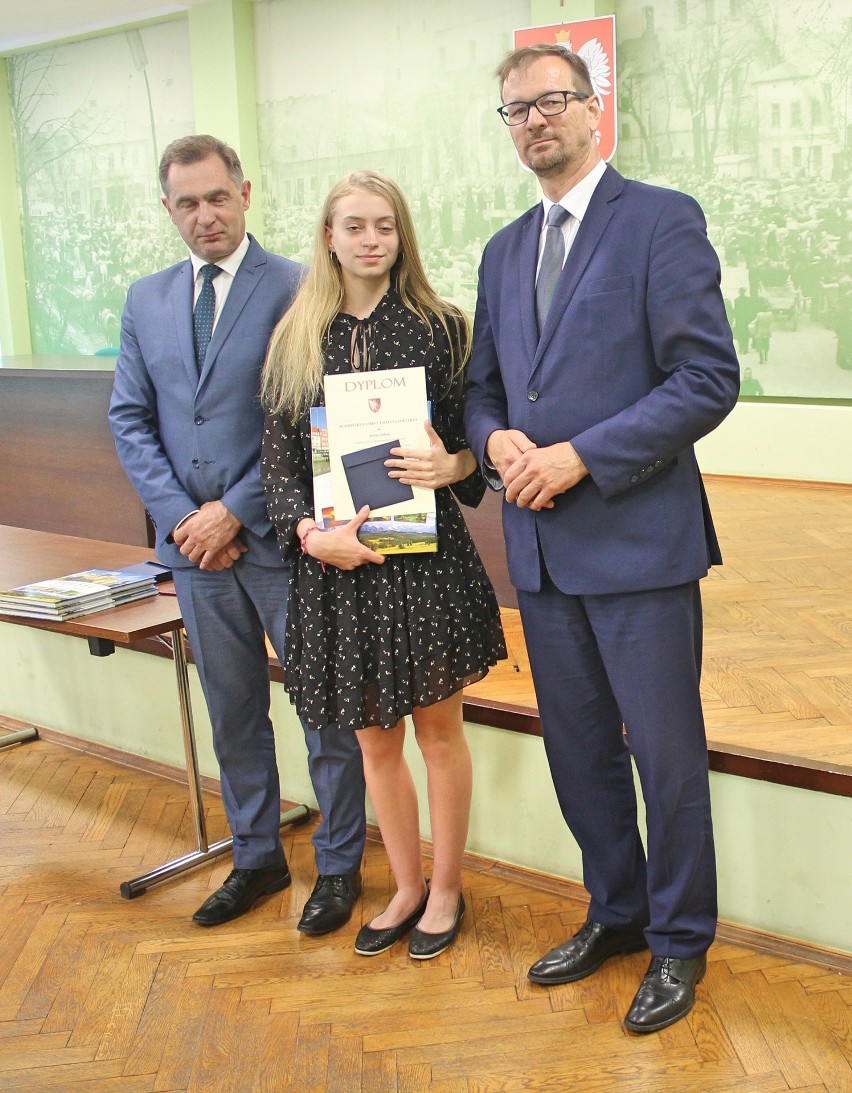 Miechów. Najlepsi uczniowie gminnych szkół dostali nagrody