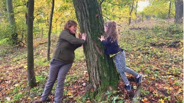 Aby przyłączyć się do akcji #LesnyChallenge idziemy do lasu i wykonujemy 10 skrętów z wykorzystaniem drzewa.