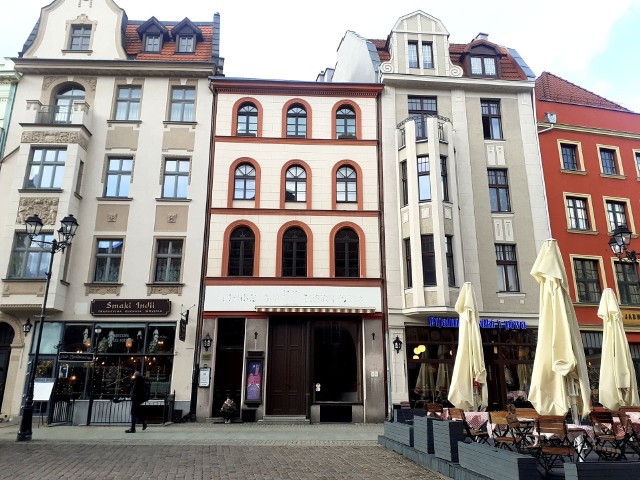Opisywany lokal miejski znajduje się na parterze kamienicy przy Rynku Staromiejskim 25. Wcześniej działał tutaj Ośrodek Informacji Turystycznej. Nad miejskim lokalem znajdują się prywatne "Apartamenty Stary Rynek 25" - popularne i cenione przez gości.