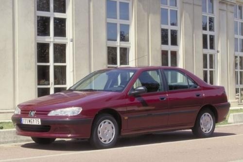 Fot. Peugeot: Peugeot 406 &#8211; model sedan z lat 1995 &#8211; 1999 jest o 14 cm dłuższy od poprzednika. Bagażnik o objętości 430 l do największych nie należy, wystarczy jednak na bagaże rodziny wyjeżdżającej na urlop.