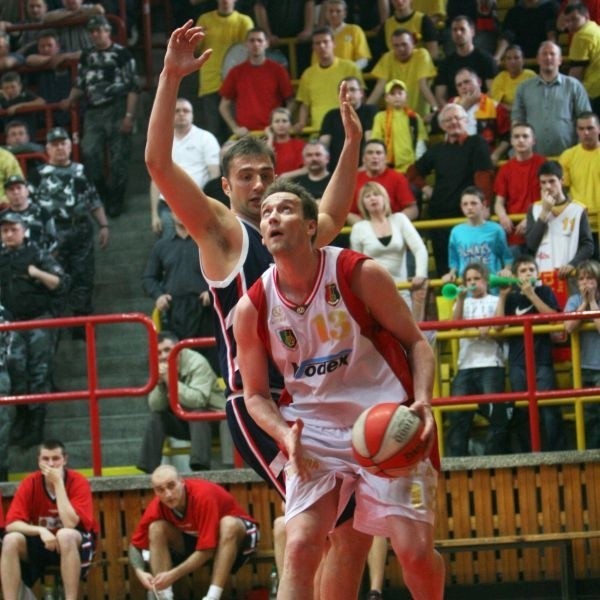 Koszykarze Stali Stalowa Wola (z piłką Roman Prawica, obok Marek Miszczuk) pokonali w czwartym półfinałowym meczu play off we własnej hali Znicza Jarosław i nadal walczą o ekstraklasę.