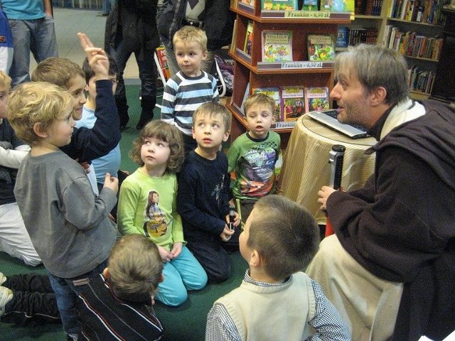 Cezary Żołyński w stroju w "Gwiezdnych Wojen" czytał dzieciom fragmenty "Wojen Klonów"