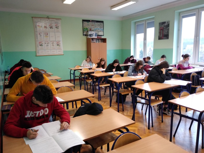 Młodzież z liceum w Iłży w trakcie próbnego egzaminu z...