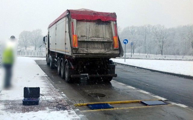 Kontrolerzy zatrzymali ciężarówkę przewożącą buraki cukrowe ze Zdziechowa do Środa Wielkopolskiej na ekspresowej „piątce” w pobliżu Gniezna.