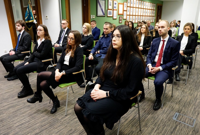 Najpierw egzamin, teraz ślubowanie. 30 osób oficjalnie zostało adwokackimi aplikantami [ZDJĘCIA]