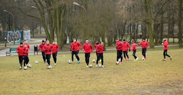 W piątek widzewiacy ćwiczyli na trawie w parku