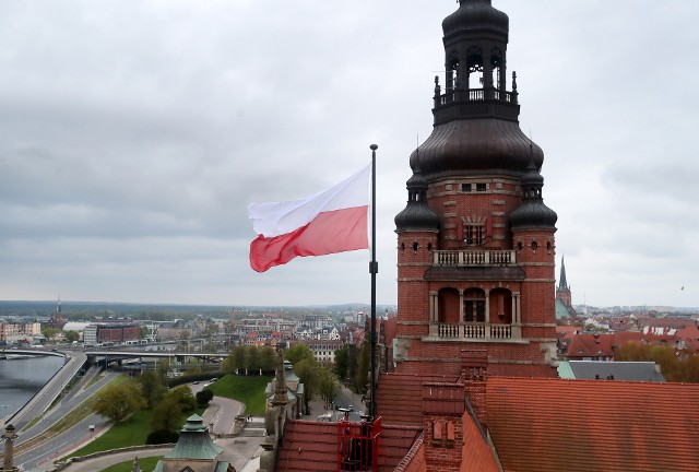 Punktualnie o godz. 9 wojewoda Zbigniew Bogucki wciągnął na maszt flagę Rzeczypospolitej Polskiej.