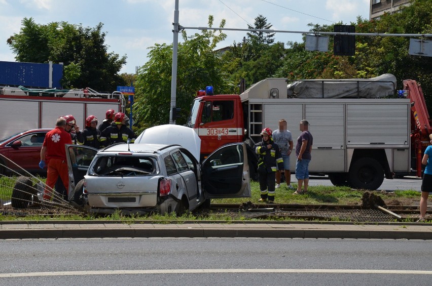 Wrocław: Wypadek na Legnickiej. Opel zablokował torowisko (ZDJĘCIA)