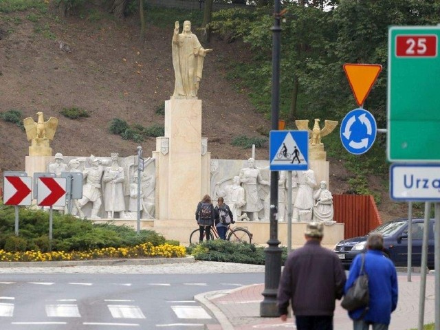 Pomnik znajduje się przy głównej drodze w Sępólnie i trudno go nie zauważyć