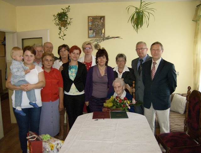 Jubilatka Stefania Słomińska z gośćmi i najbliższą rodziną.