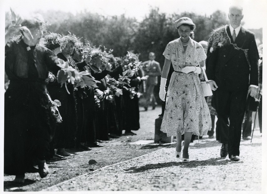 Elżbieta II z wizytą na Nowej Zelandii, 1953. Po lewej...