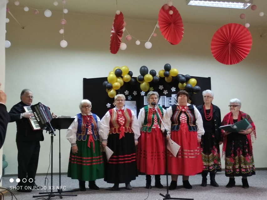 Dzień Kobiet w Rogowie. Tradycyjne spotkanie w Wiejskim Domu Kultury. Była świetna zabawa