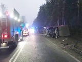 Wypadek TIRa w Pradłach. Samochód ciężarowy się przewrócił i zablokował przejazd trasą DW 794