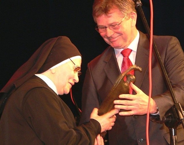 Statuetkę wręczył siostrze Angeli burmistrz Piotr Wąsowicz.