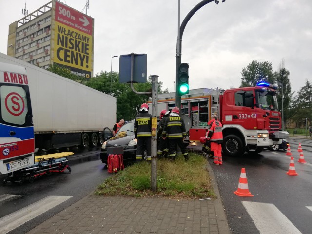 Do wypadku doszło na skrzyżowaniu ulicy Franciszkańskiej oraz Alei Monte Cassino w Koszalinie, po godzinie 6. Zderzyły się tam dwa auta toyota oraz ford focus. Ranna została kobieta, która podróżowała toyotą, i została zabrana do szpitala. W jej wyciąganiu z auta, brali udział strażacy. Do tematu wrócimy. Aktualizacja: Wypadek, do którego doszło na skrzyżowaniu ulicy Franciszkańskiej oraz Monte Cassino w Koszalinie, po godzinie 6 rano, został zakwalifikowany jako kolizja. Kobieta, kierująca toyotą od strony Monte Cassino, wjechała na czerwonym świetle na skrzyżowanie i zderzyła się z fordem, jadącym od strony ulicy Niepodległości. Wypadek wyglądał groźnie, jednak nic nie zagraża kobiecie, która trafiła do szpitala. Sprawczyni została ukarana mandatem karnym. (NS) Zobacz także: Koszalin: Wypadek na ulicy Gnieźnieńskiej w Koszalinie