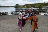 Narodowe Święto 3 Maja w Więcborku. Mieszkańcy zatańczyli na rynku tradycyjnego poloneza [zdjęcia]