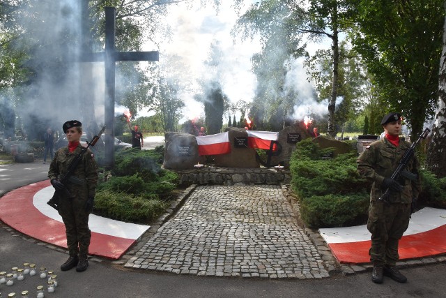 Oficjalne obchody rocznicowe odbyły się przy Pomniku Pamięci Armii Krajowej na gorzowskim cmentarzu.