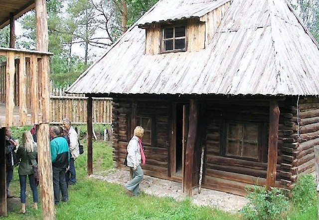Zrekonstruowana chata w dawnym grodzie na kopcu