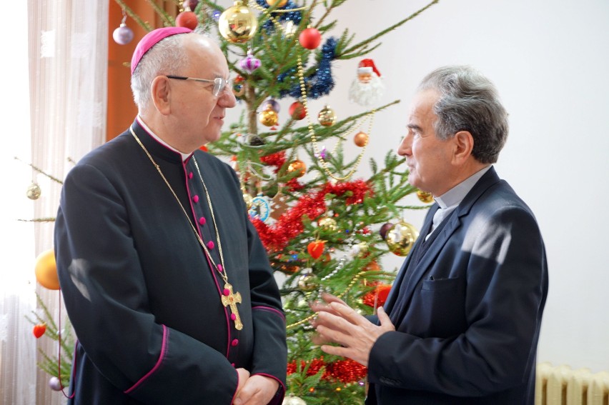 Spotkanie wigilijne w Hospicjum Dobrego Samarytanina. Pracownicy i pacjenci podzielili się opłatkiem (ZDJĘCIA)