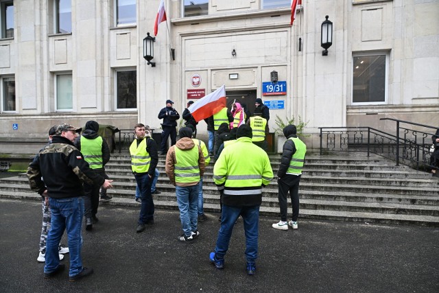 Protest rolników przed siedzibą Ministerstwa Rolnictwa i Rozwoju Wsi w Warszawie, 3 bm. Przedstawiciele organizacji rolniczych, którzy 2 bm. wzięli udział w rozmowach z kierownictwem MRiRW, ogłosili 48-godzinny strajk okupacyjny i pozostali w siedzibie resortu.