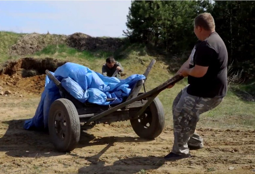 Rolnicy. Podlasie. Andrzej i Jarek naprawiają wjazd na...