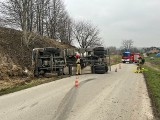 Cysterna z gazem przewróciła się częściowo do rowu w miejscowości Kózki. Akcja strażaków