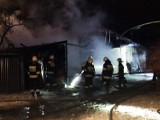 Nocny ogień przy Jamnickiej. Z żywiołem walczyło 8 straży pożarnych [ZDJĘCIA]
