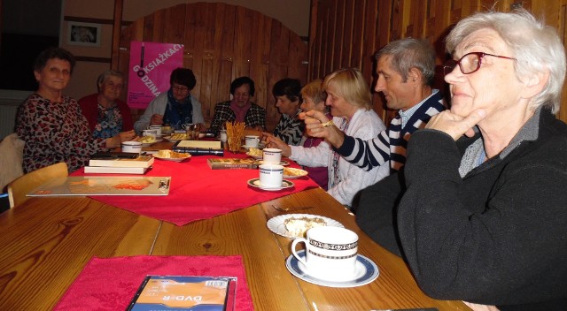 Dyskusyjny Klub Książki przy parafii w Skalbmierzu ma 10 lat. Jubileusz obchodzono podczas jesiennego spotkania w kawiarence Przystań.