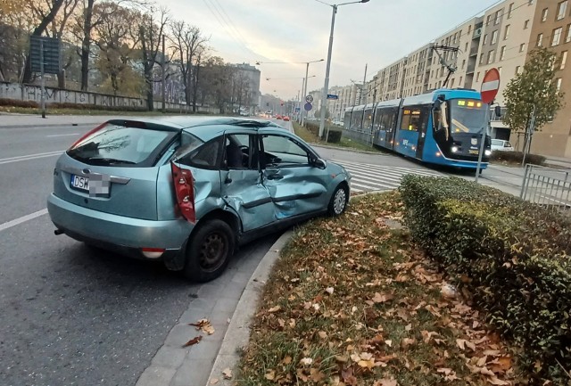 W sobotę (13.11), około godziny 6:30, na ul. Pułaskiego we Wrocławiu tramwaj zderzył się z samochodem osobowym. Kierowca auta trafił do szpitala