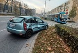 Poranny wypadek tramwaju i samochodu we Wrocławiu. Kierowca trafił do szpitala [ZDJĘCIA]