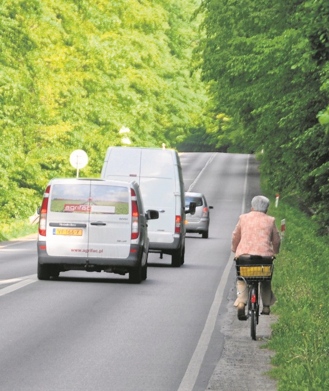 Jak wszędzie, tak i na drodze Dzierżążno - Kartuzy kierowcy często ignorują rowerzystów i uciekać oni muszą na pobocze